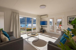 Sunny cottage with lake views, Queenstown